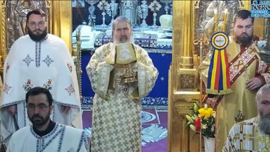 arhiepiscopul tomisului oficiaza o slujba impreuna cu alti preoti