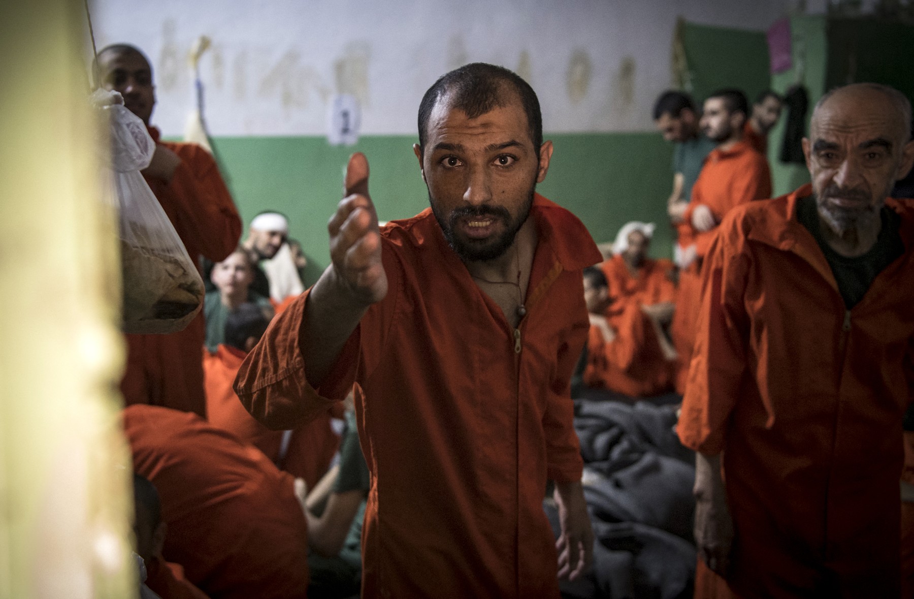 Sute de copii sunt ținuți ostatici de militanții ISIS în Siria, după ce jihadiștii s-au baricadat în închisoarea pe care au atacat-o