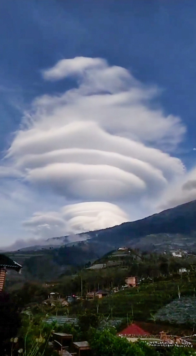 Rare UFO clouds form over mountains in Indonesia