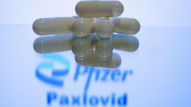Munich, Deutschland. 28th Dec, 2021. Topic picture/symbol photo Corona pill Paxlovid from Pfizer. Anti-Covid pill: government buys a million packs. Pfizer's corona pill reduces clinical risk by 90 percent. Credit: dpa/Alamy Live News