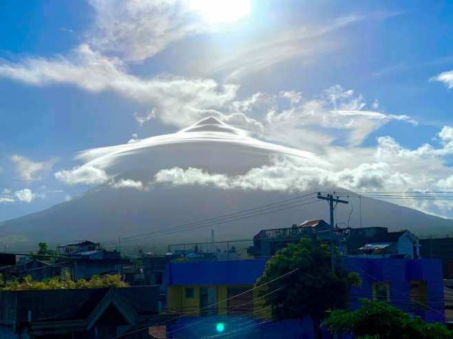 Spectacular UFO cloud formation forms over mountain in the Philippines