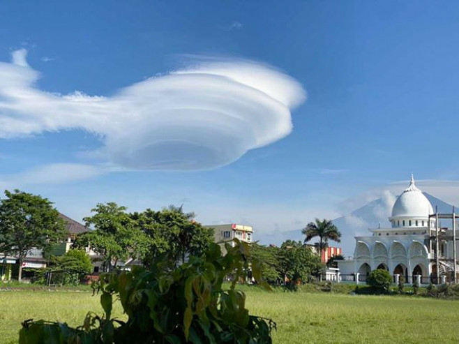 Rare UFO clouds form over mountains in Indonesia