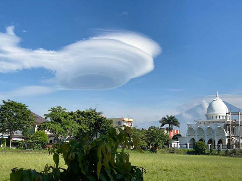 Rare UFO clouds form over mountains in Indonesia