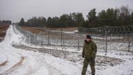 un soldat patruleaza la Granița dintre Polonia și Belarus