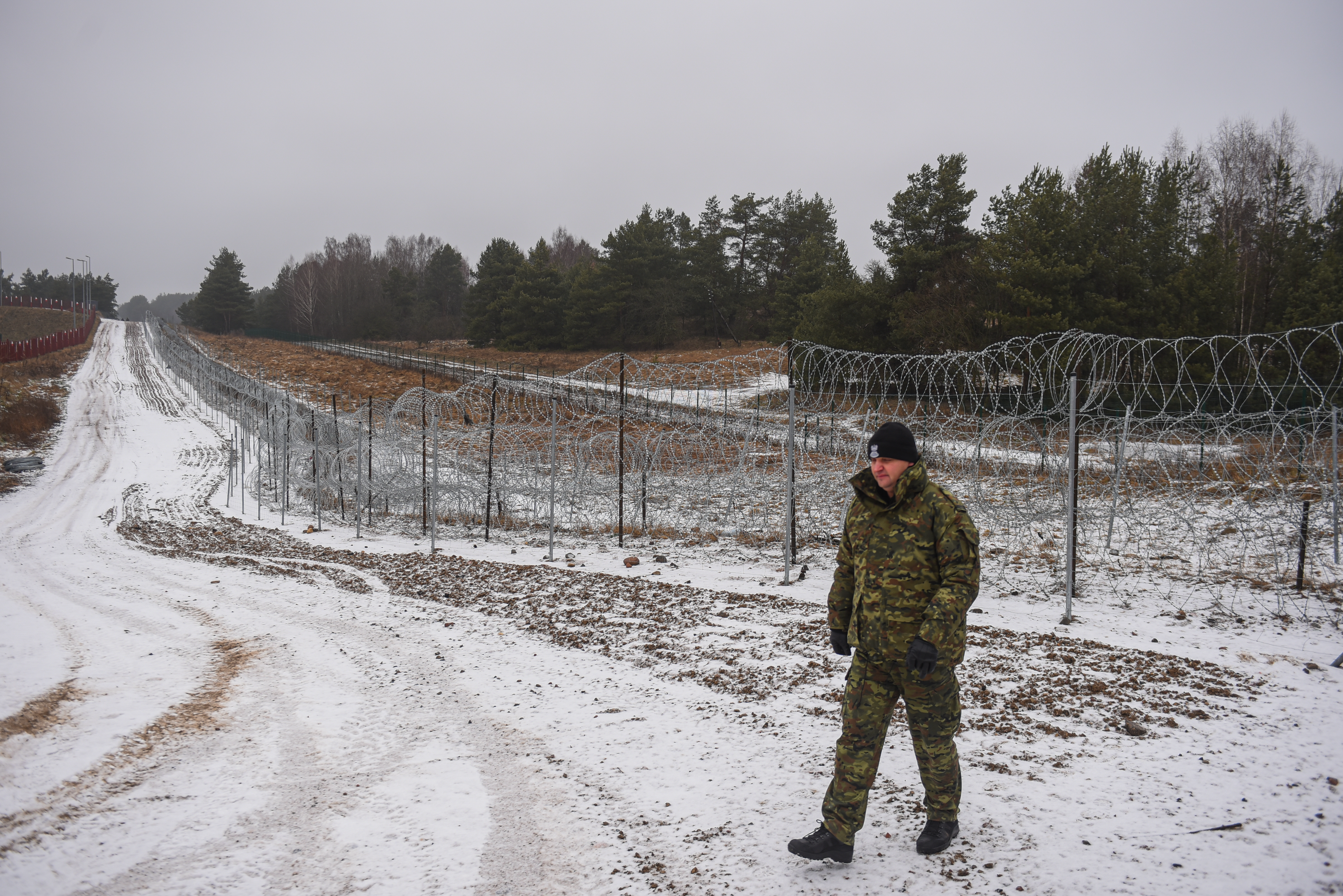 Polonia începe marți construcția unui gard înalt de 5,5 metri la frontiera externă a UE