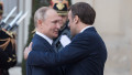 Emmanuel Macron dă noroc cu Vladimir Putin.