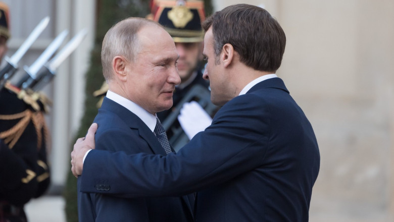 Emmanuel Macron dă noroc cu Vladimir Putin.
