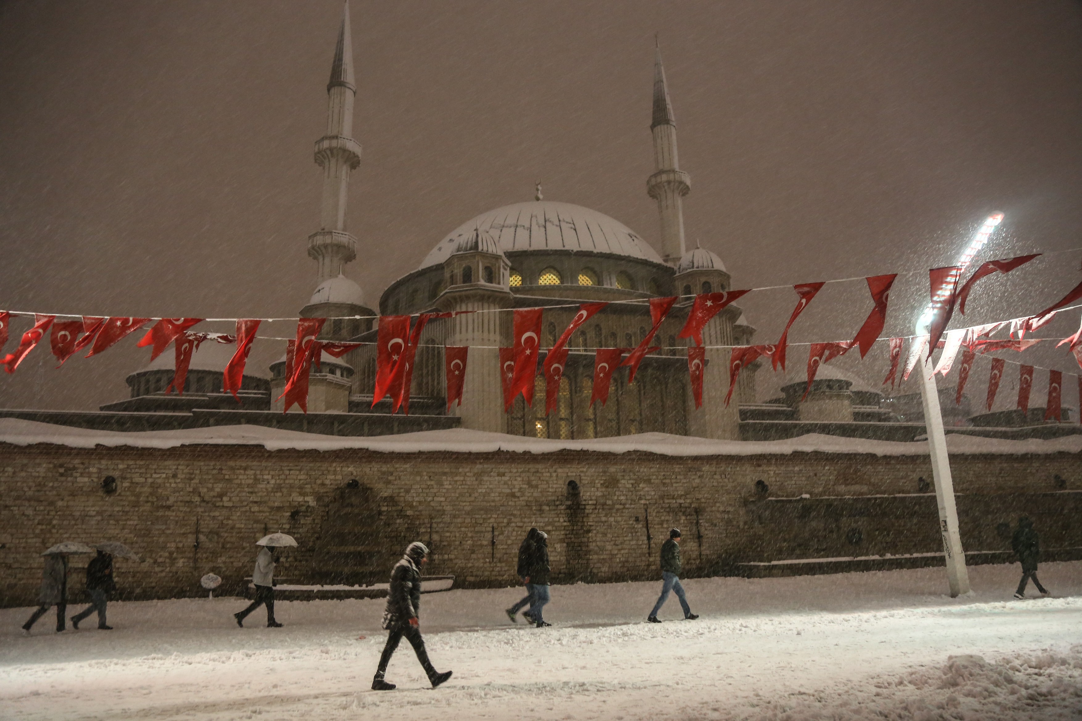 Căderi masive de zăpadă în Turcia. Aeroportul din Istanbul rămâne închis, drumurile sunt blocate