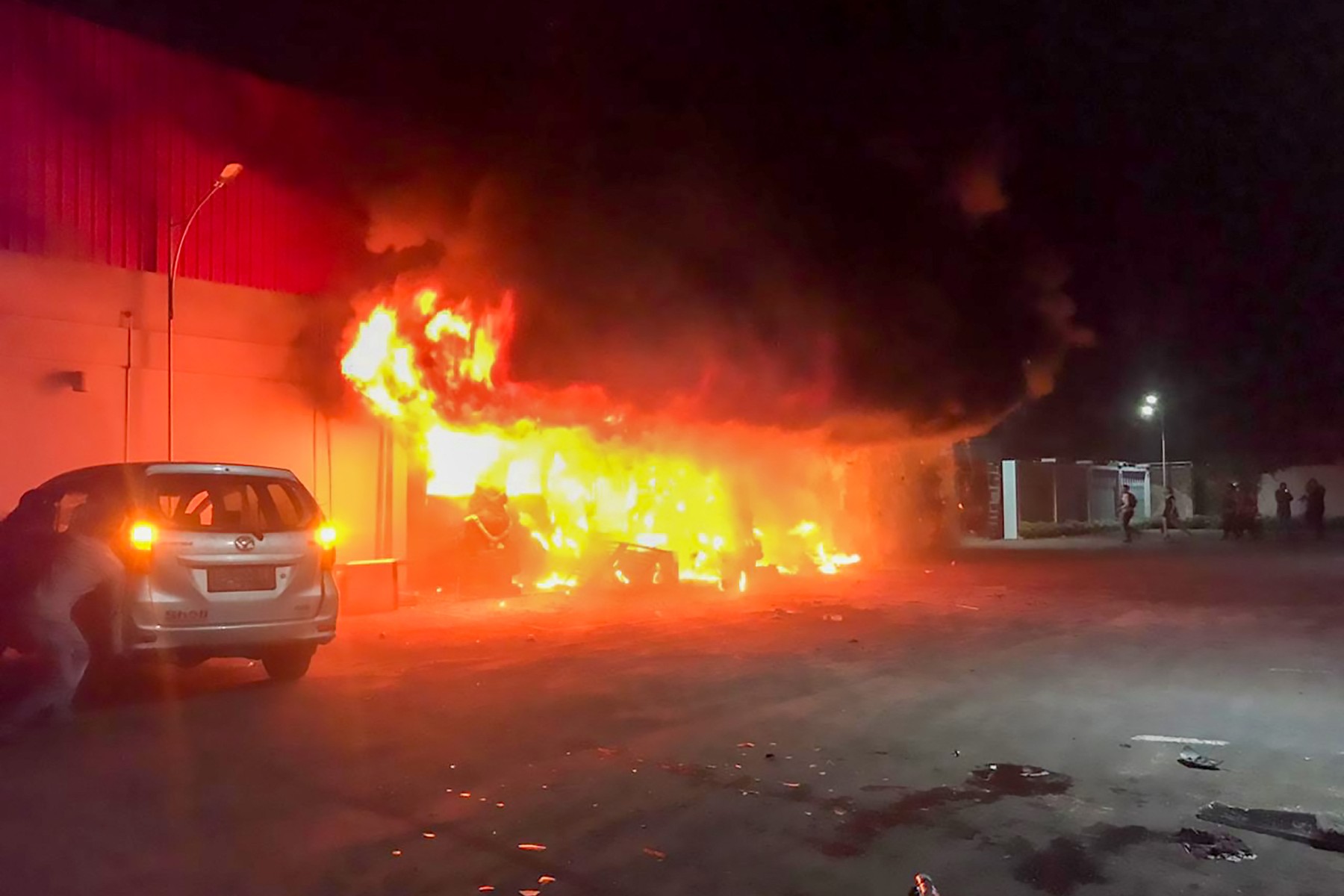 Cel puțin 19 oameni au murit într-un bar de karaoke din Indonezia. Clubul a fost incendiat în urma luptelor dintre două găști rivale
