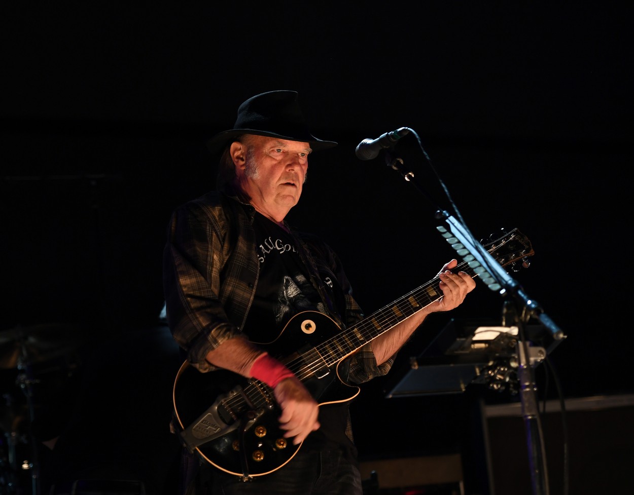 Neil Young cere sa ii fie eliminata muzica de pe Spotify: „Pot avea ori Rogan, ori Young. Nu pe ambii”