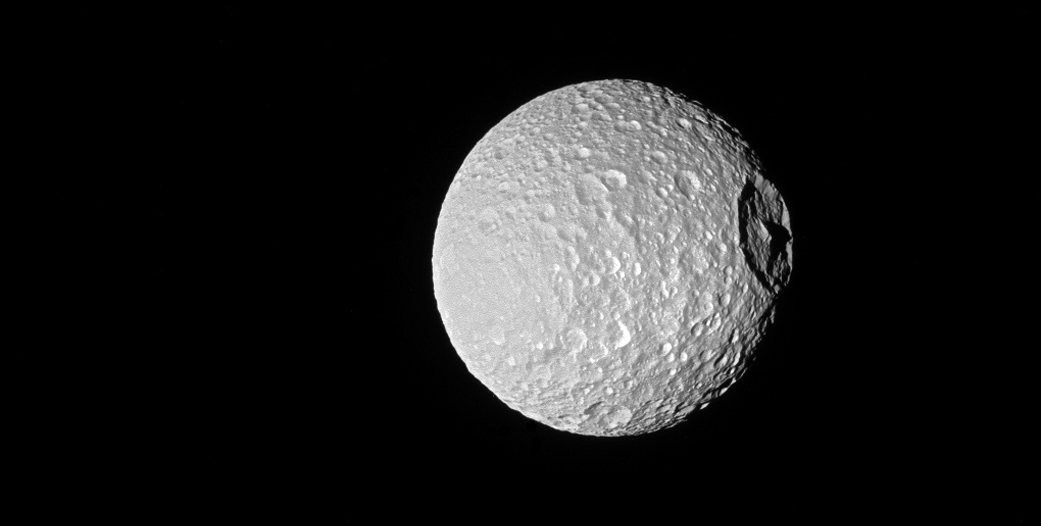 Mimas, satelitul lui Saturn care seamana cu „Steaua Mortii”, ar putea fi „o lume oceanica ascunsa”