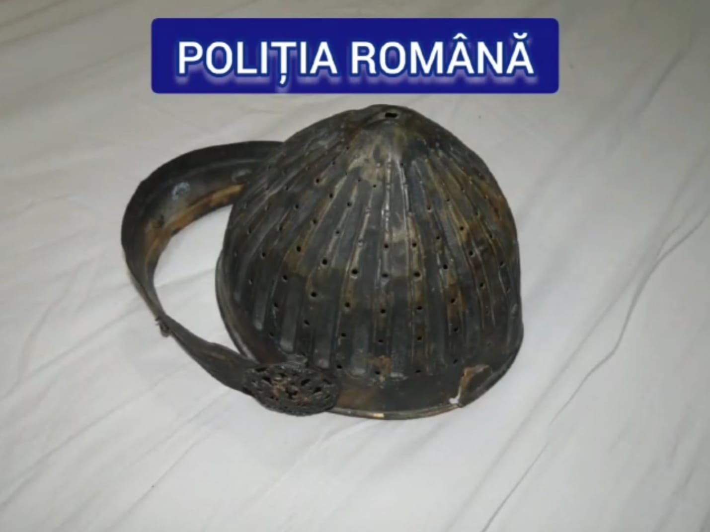 Greșeală „istorică”. Coiful „de patrimoniu” descoperit în Argeș este, de fapt, o jucărie
