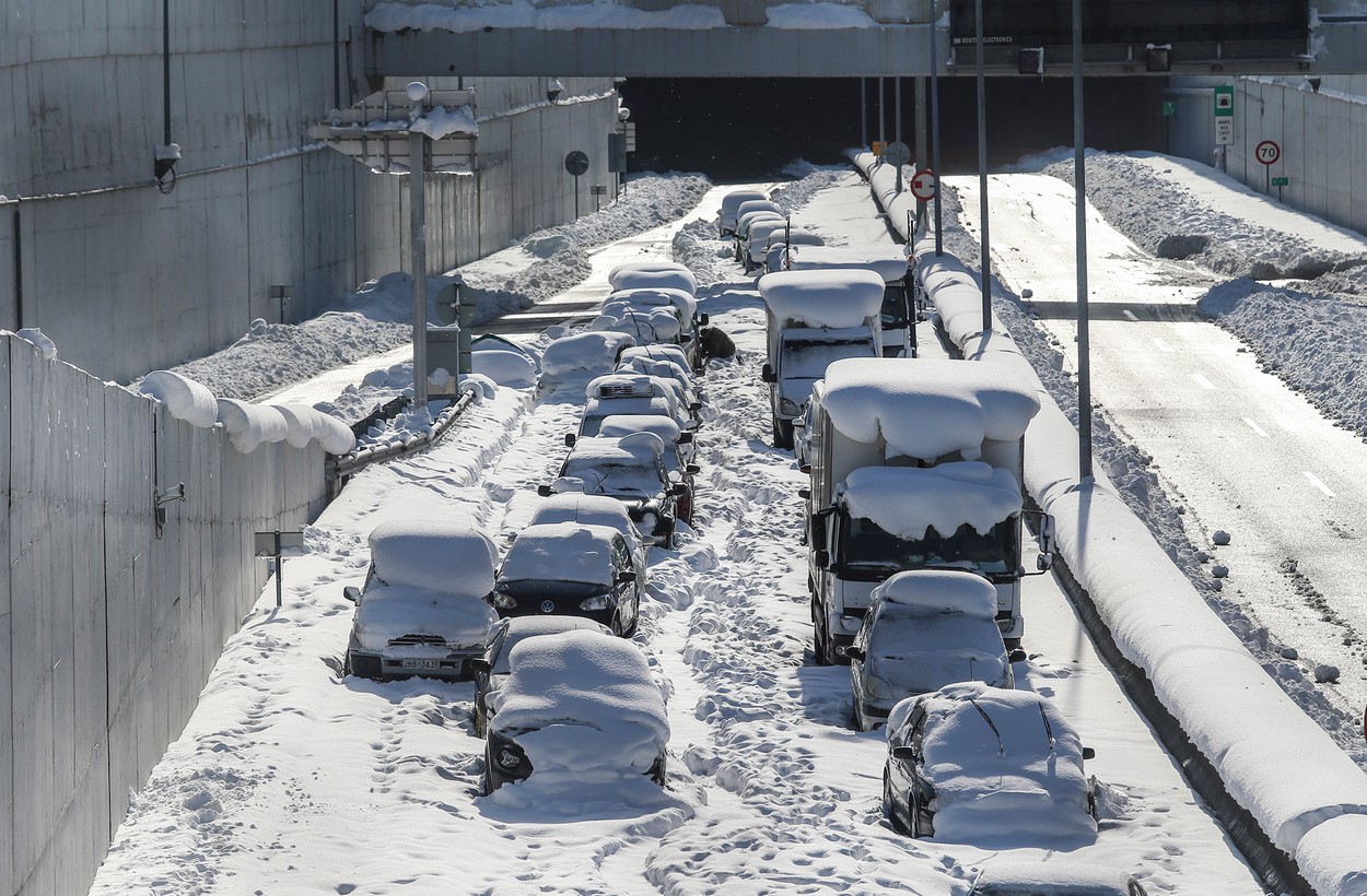 Ninsori abundente în Grecia. Mii de şoferi au rămas blocaţi pe o autostradă de lângă Atena și au fost evacuați