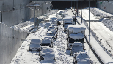 Mii de șoferi au rămas blocați pe o autostradă din jurul Atenei, din cauza ninsorilor abundente și a viscolului.