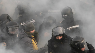 Proteste violente în Ucraina: Oamenii au încercat să intre cu forța în Parlament.
