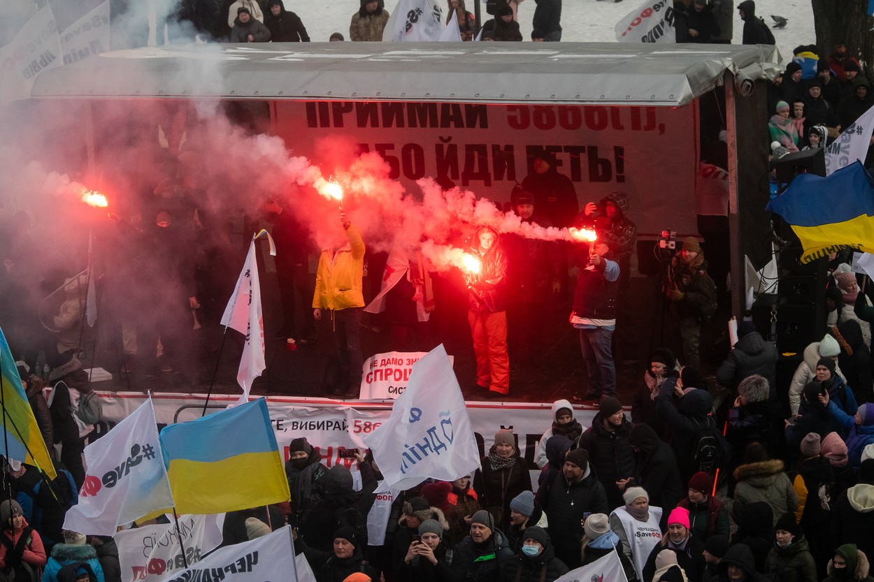 FOTO & VIDEO Proteste violente in Ucraina: Oamenii au incercat sa intre cu forta in Parlament