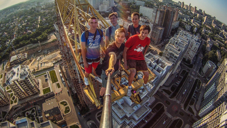 5 tineri își fac un selfie în vârful unei macarale.