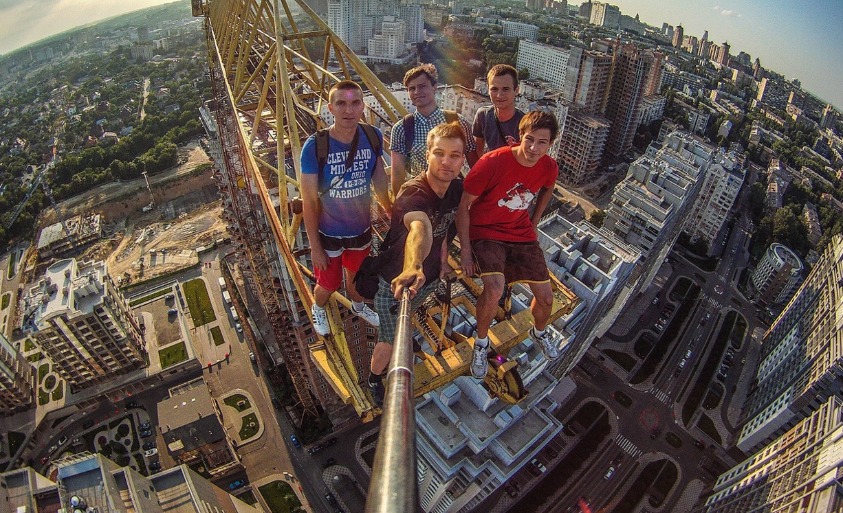 Obsesie periculoasă: În ultimii 10 ani, aproape 400 de oameni din toată lumea au murit încercând să își facă selfie-ul perfect