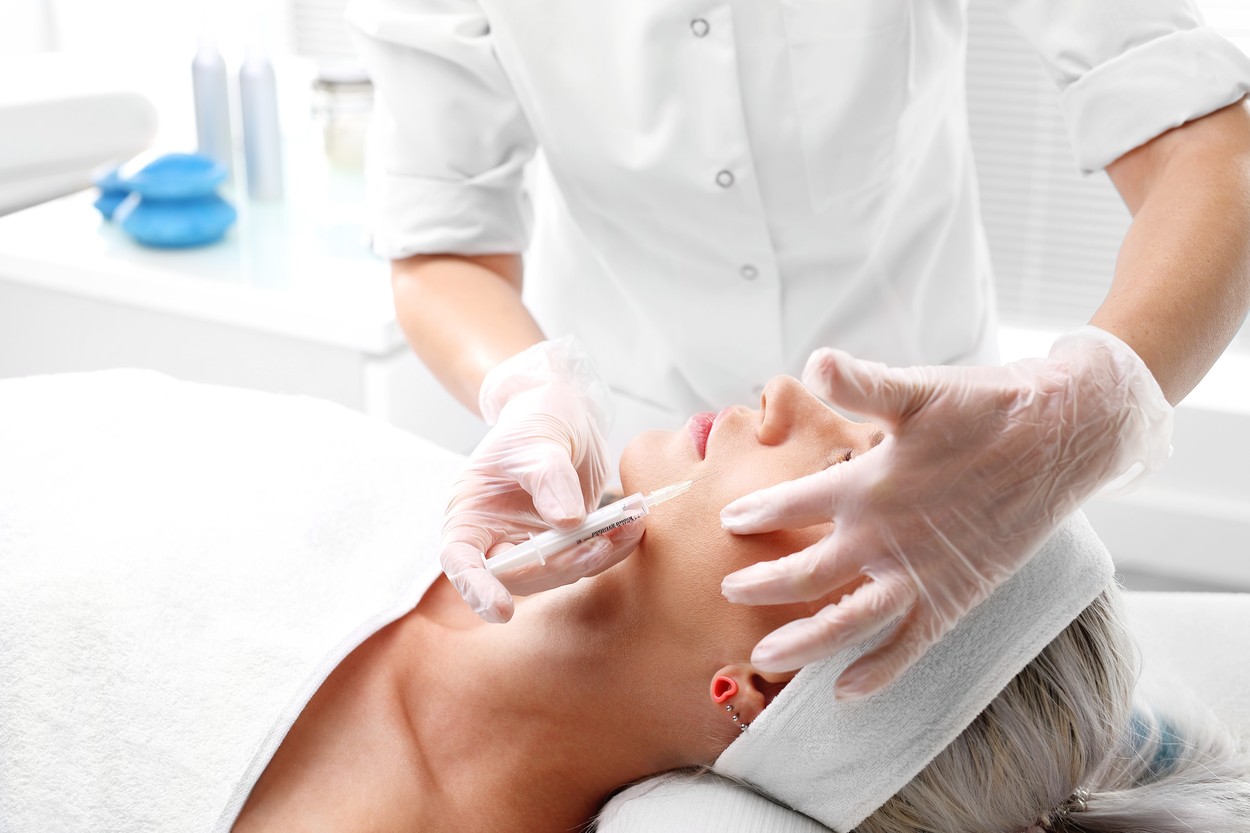 Mamă și fiică, acuzate că efectuau intervenții de estetică medicală fără a avea studii