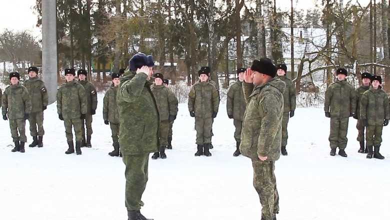 Militari rus și ucrainean se salută.