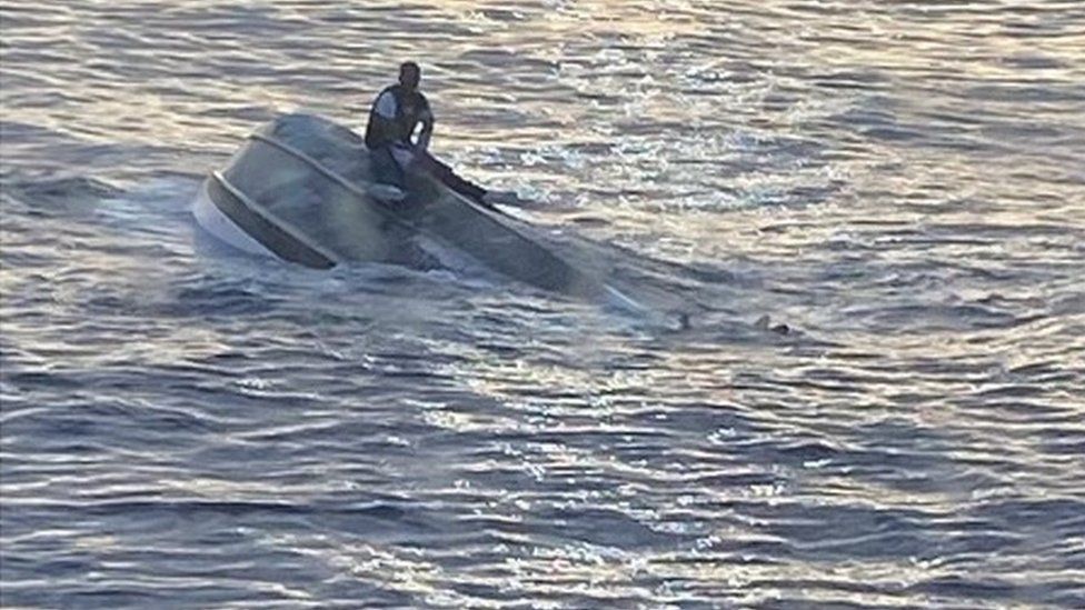 Zeci de oameni dispăruți, după ce barca lor s-a răsturnat în largul Floridei. Un pasager a supraviețuit și a povestit ce s-a întâmplat