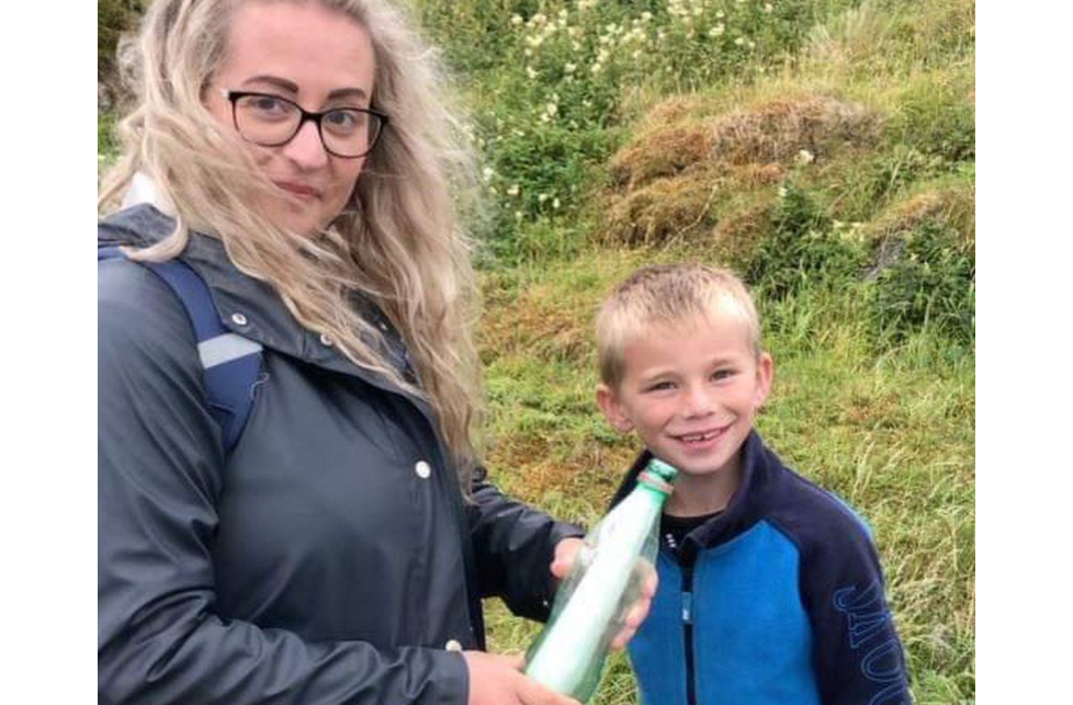 Un mesaj în sticlă aruncat în mare de o fată de opt ani din Scoția a fost descoperit în Norvegia, după 25 de ani