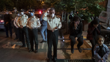 Polițiști și civili pe străzile Teheranului