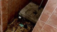 Toaletă murdară la o școală.