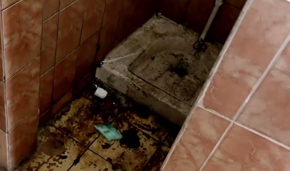 Statul la stat. Sute de școli au încă WC-uri infecte în curte. Directoare: Să nu difuzați imaginile nici cu toaleta și nici cu mine