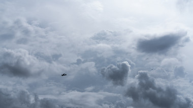 avion printre nori