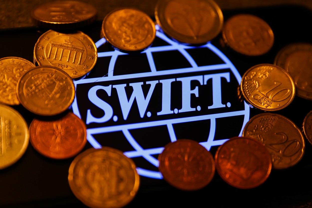 Londra vrea deconectarea Rusiei de la sistemul SWIFT, Parisul spune că opțiunea rămâne deschisă, dar că e ultima soluție