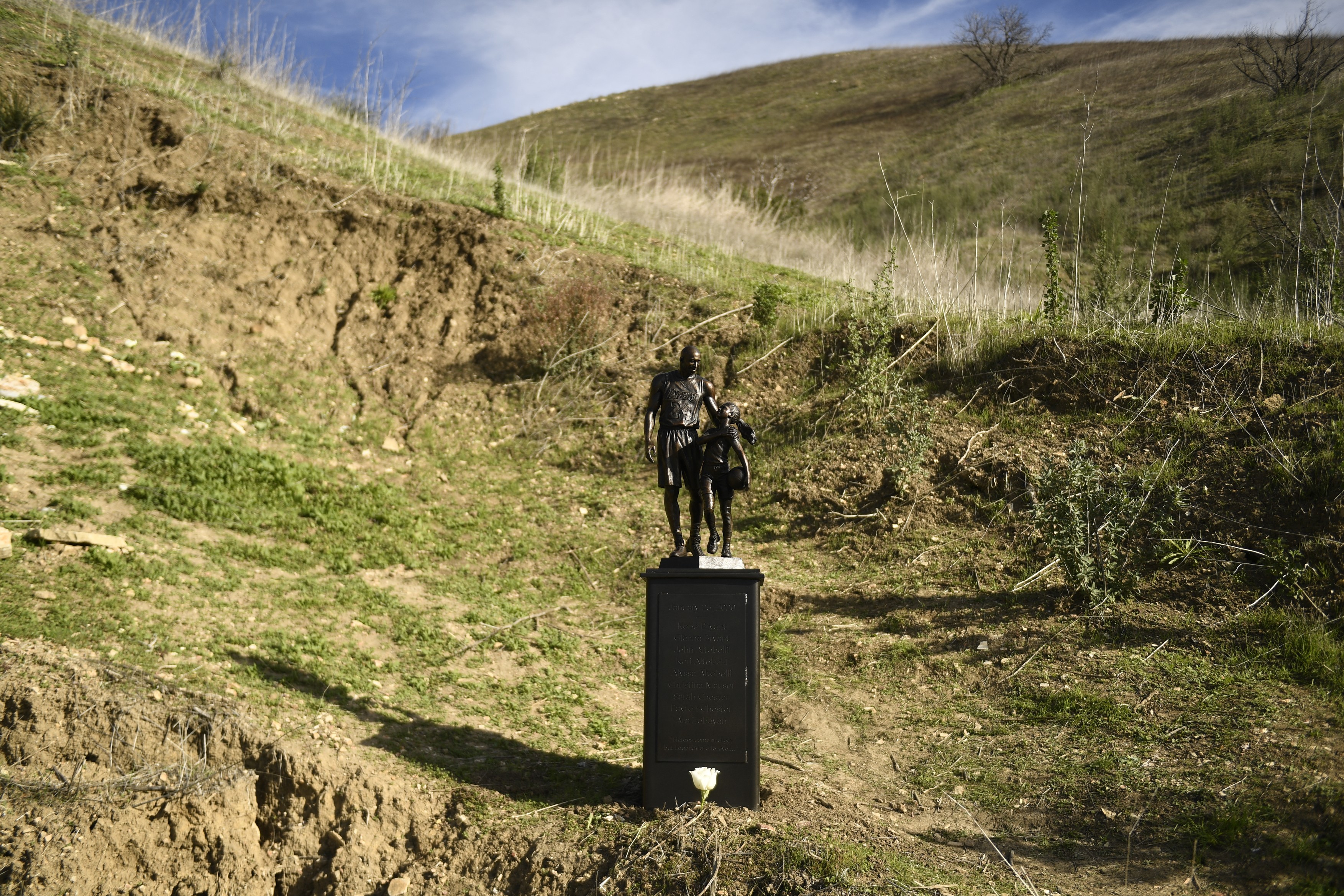O statuie cu Kobe Bryant și fiica lui a fost amplasată la locul accidentului de elicopter, la 2 ani de la moartea lor