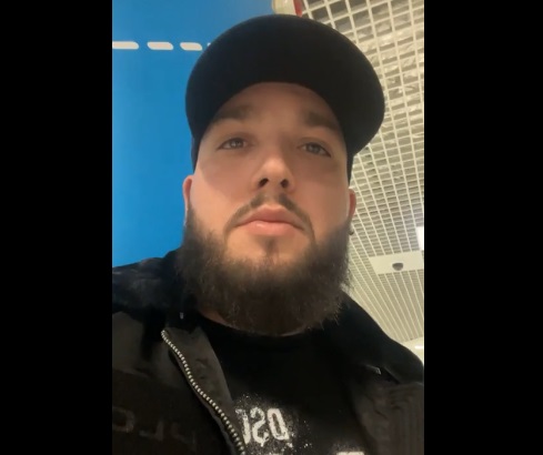 "Mă duc să-mi fac check-in, să vadă Poliția". Lider al Duduienilor, ridicat de pe aeroport, după ce a anunțat pe Facebook că se predă
