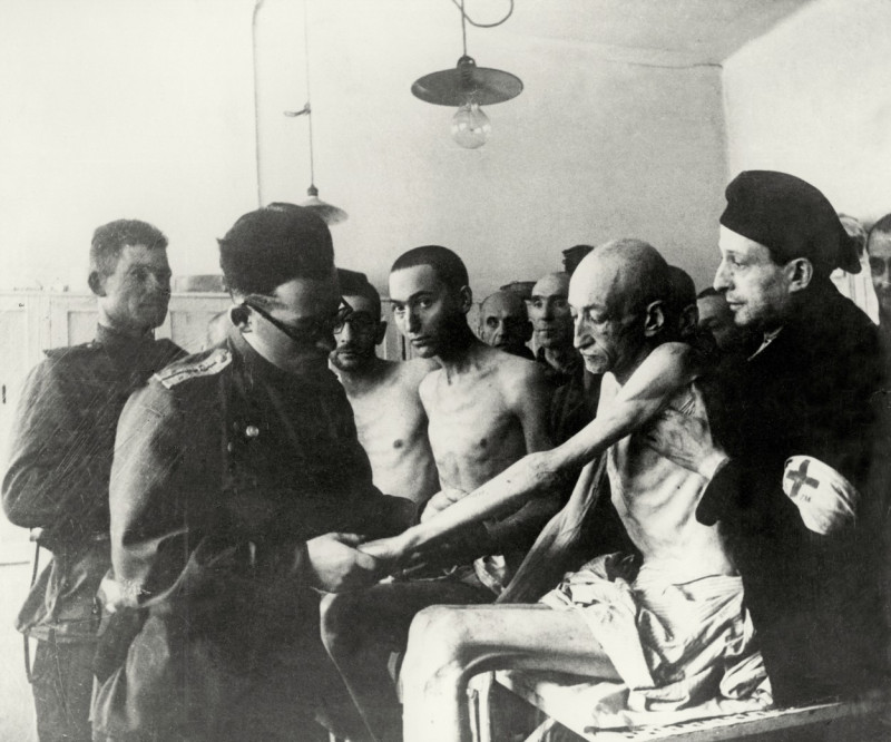 KZ-Auschwitz / Sowjet. Arzt / Häftlinge 1945.