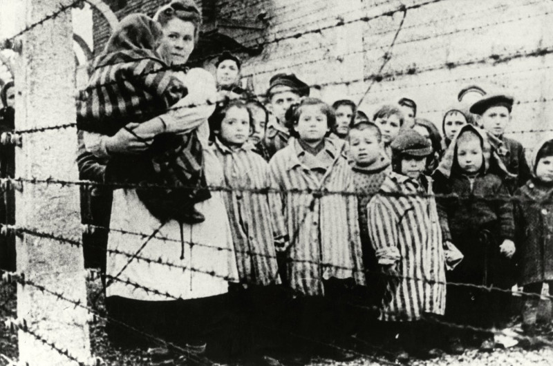 Auschwitz / Gruppe überlebender Kinder1945