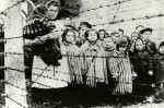 Auschwitz / Gruppe überlebender Kinder1945