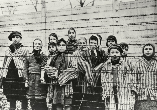 Auschwitz / Gruppe überlebender Kinder 1945
