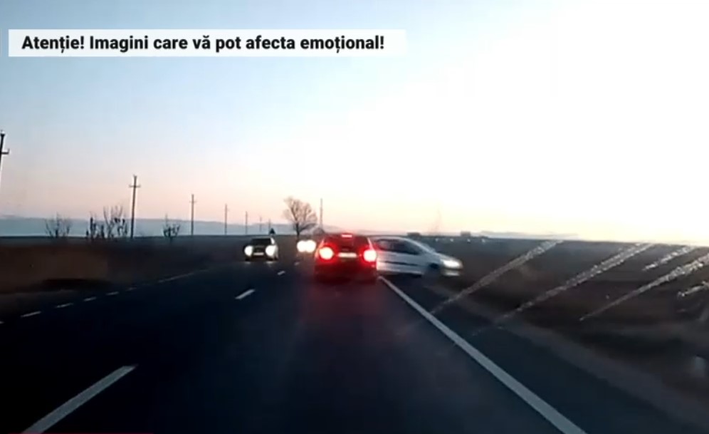 VIDEO. Accident surprins de o cameră de bord. O tânără de 21 ani a ajuns în stare gravă la spital