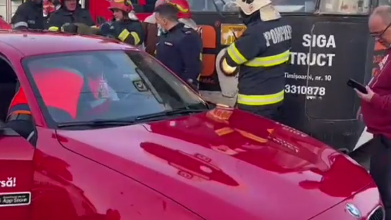 Pompierii scot un șofer dintr-o mașină lovită de tramvai în Timișoara.