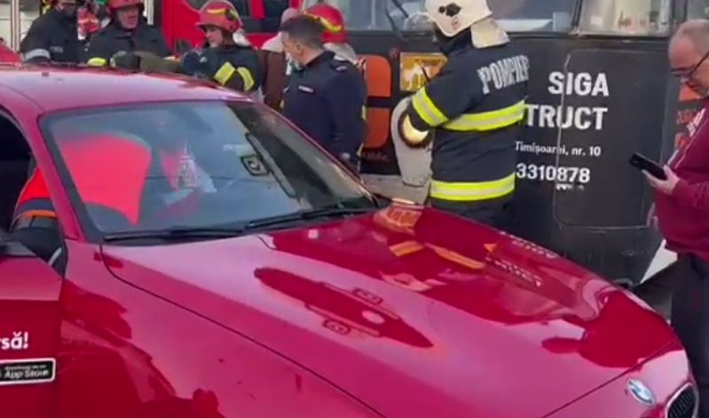 VIDEO. O mașină care nu a acordat prioritate a fost lovită de un tramvai, în Timișoara. Șoferul a rămas încarcerat
