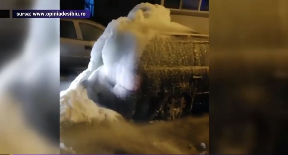 O femeie și-a găsit în parcare mașina acoperită cu gheață, după ce o țeavă s-a spart din cauza gerului