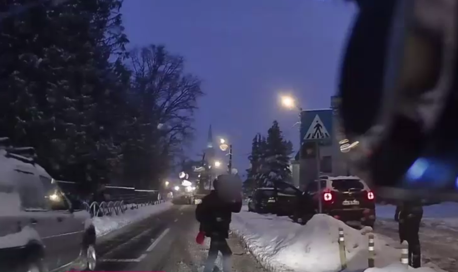 Copil la un pas să fie lovit de o mașină care depășea pe trecerea de pietoni, chiar în fața unui polițist. Agentul nu a reacționat