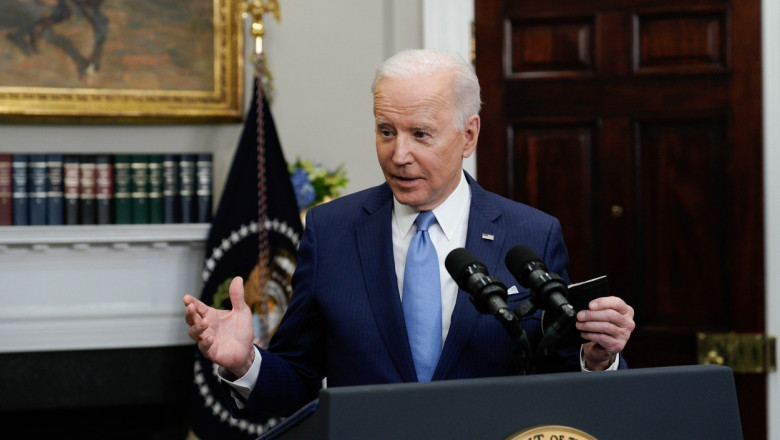 Joe Biden gesticulează de la pupitrul prezidențial