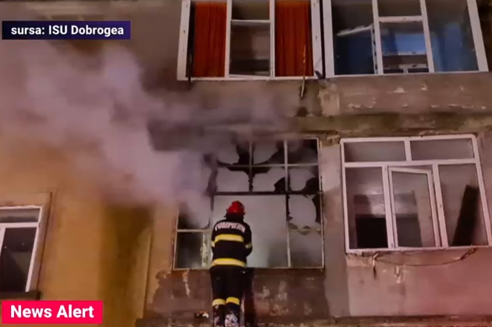 Incendiu violent într-un bloc din Medgidia. Cinci oameni au ajuns la spital