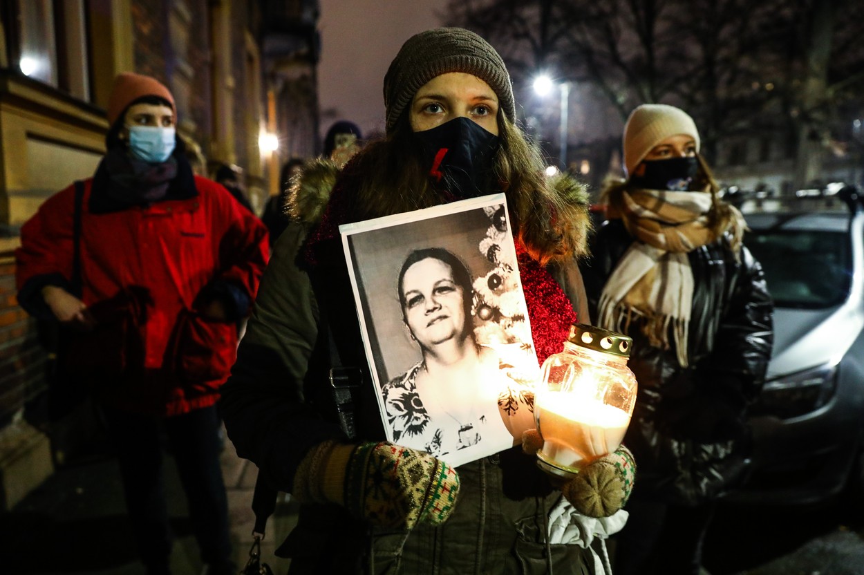 Proteste în Polonia după ce încă o femeie a fost lăsată să moară în spital din cauza legilor anti-avort