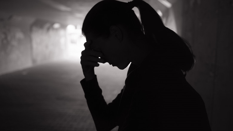 O adolescentă a fost traficată timp de doi ani de tatăl său și exploatată sexual de alți bărbați