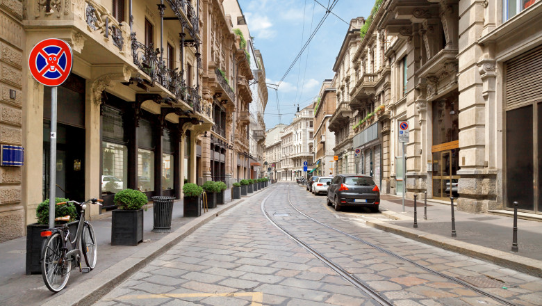 strada in milano