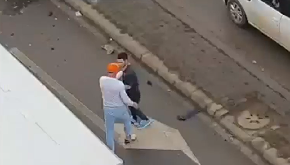 VIDEO Un tânăr care a provocat un accident rutier în Timișoara a fost luat la bătaie de un taximetrist. Trecătorii au intervenit