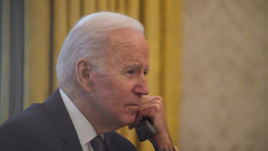 Joe Biden vorbește la telefon în Biroul Oval