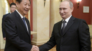 Xi Jingping și Vladimir Putin dau mâna